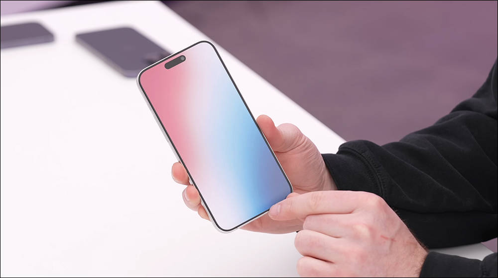 iPhone 15 Pro Max 開箱動手玩影片，最新機模揭示更窄螢幕邊框、全新 Type-C 接口、音量鍵與多功能按鈕，傳聞配備 6 倍光學潛望式長焦鏡頭 - 電腦王阿達