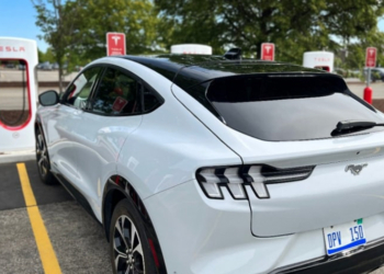 化敵為友！Ford 將全面支援 Tesla 超充網路：提供現有車主轉接頭，2025 年車款支援 NACS 規格