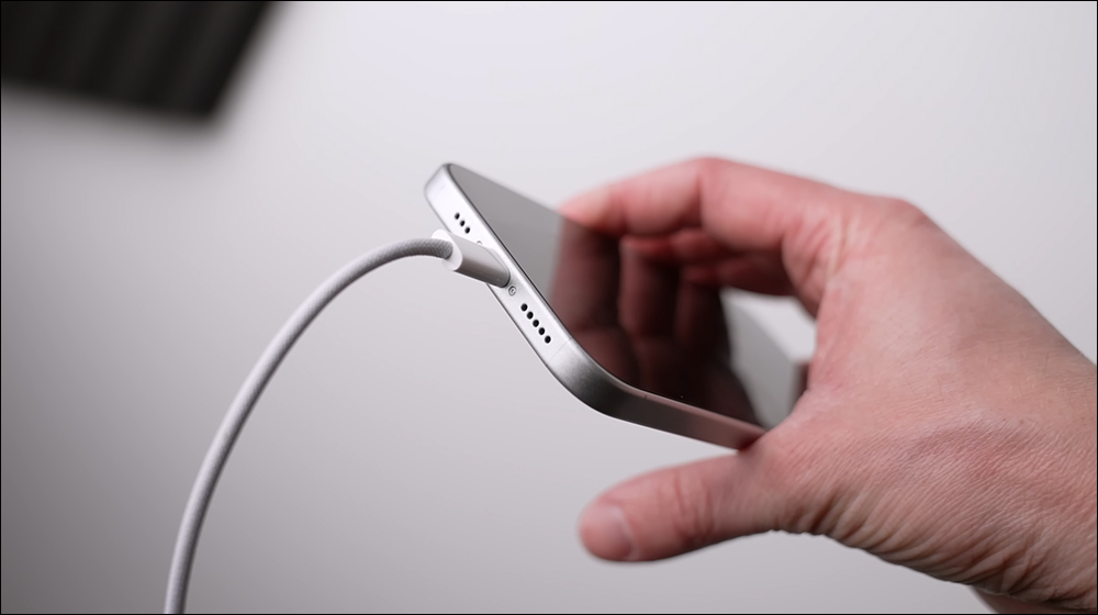 iPhone 15 全系列機模動手玩影片來了！全新圓角邊框設計、iPhone 15 Pro 系列採用鈦金屬材質中框 - 電腦王阿達