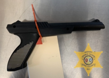 美國男子手持 NES 光線槍 Zapper 搶劫超商，成功得手 300 美元後立即遭到逮捕