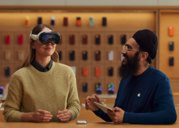 Apple Vision Pro 頭戴式裝置正式問世，在現實中建構虛擬互動畫面