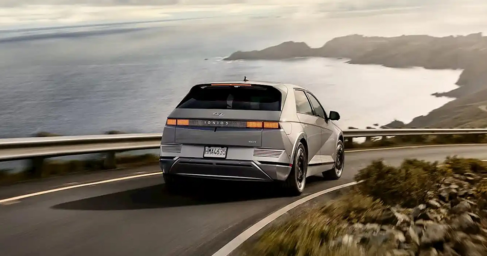 美國傳統／新創車廠大聯盟！Rivian 加入 Tesla 開放的 NACS 充電標準，現代汽車也釋出加入意願 - 電腦王阿達
