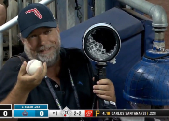 可怕的巧合，大聯盟高速界外球命中一支價值 12,000 美元的 Sony 鏡頭