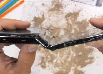 Google 第一台折疊機 Pixel Fold 太過脆弱，一凹就壞掉