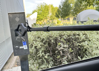 Tesla 為被迫改左駕的英國車主，準備了可以遠端取停車票的小棒棒「The Reacher」