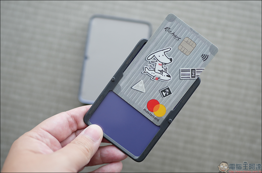 Zenlet 3 系列 行動錢包開箱、動手玩｜一指自動展卡、雙面感應，卡片、鈔票、零錢都能裝 - 電腦王阿達