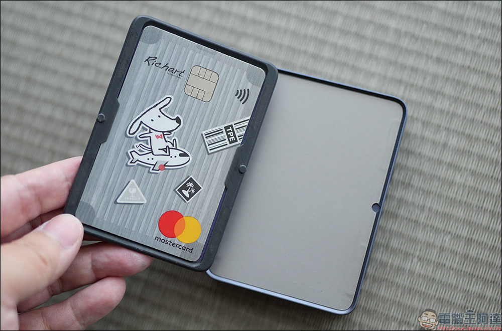 Zenlet 3 系列 行動錢包開箱、動手玩｜一指自動展卡、雙面感應，卡片、鈔票、零錢都能裝 - 電腦王阿達