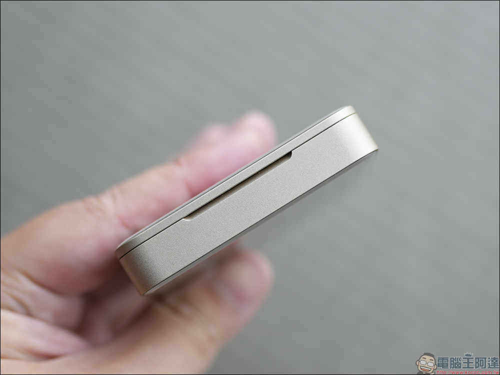 Zenlet 3 系列 行動錢包開箱、動手玩｜一指自動展卡、雙面感應，卡片、鈔票、零錢都能裝 - 電腦王阿達