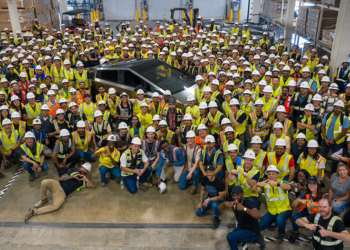 特斯拉秀了一手 Cybertruck 玩泥巴真功夫，外媒：雨刷大而無用