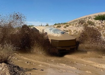 特斯拉秀了一手 Cybertruck 玩泥巴真功夫，外媒：雨刷大而無用