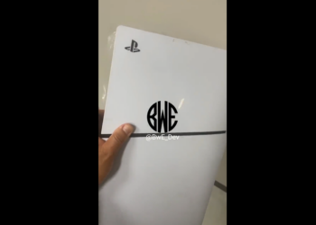 PS5 Slim 外殼動手玩影片、圖片現身，外殼中間多了特殊線條設計
