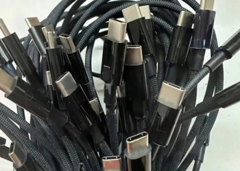 多張疑似 iPhone 15 系列內附的 USB-C 連接線照片現身，將會提供跟機身一樣的顏色