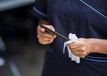 手機髒髒的？請避免用這些產品與方法來清潔