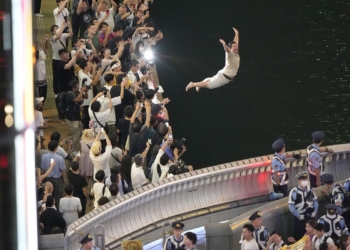 日本阪神虎時隔18年終於アレ竟和肯德基爺爺詛咒有關?球迷勇跳道頓堀河