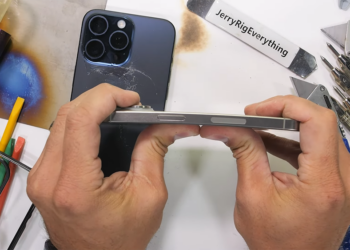 iPhone 15 Pro Max 暴力測試發現鈦金屬似乎有一個重大缺陷，一用力背面玻璃就破