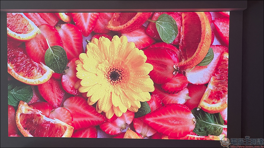 奧圖碼 Optoma OMA-S 微型3雷射投影機開箱｜世界最小頂級規格，1500HK 流明高亮度、自動對焦、支援行動電源 PD 供電 - 電腦王阿達