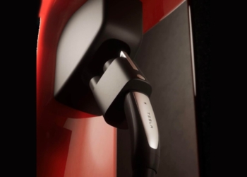 特斯拉在美國開放其他品牌電動車使用超充站，關鍵是Magic Dock