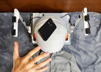 日本網友發明在床上玩手機也不怕手滑砸到臉的保護罩