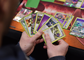 美遊戲商店遭竊賊打破天花板闖入，竊走價值 2.5 萬美元的《寶可夢》卡片