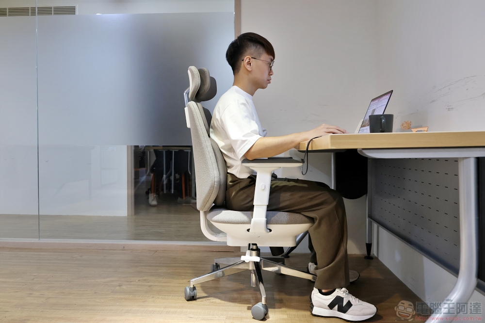 最了解你的人體工學椅，Backrobo 空氣貝果椅可偵測坐姿自動微調、還能幫你溫感熱敷 - 電腦王阿達