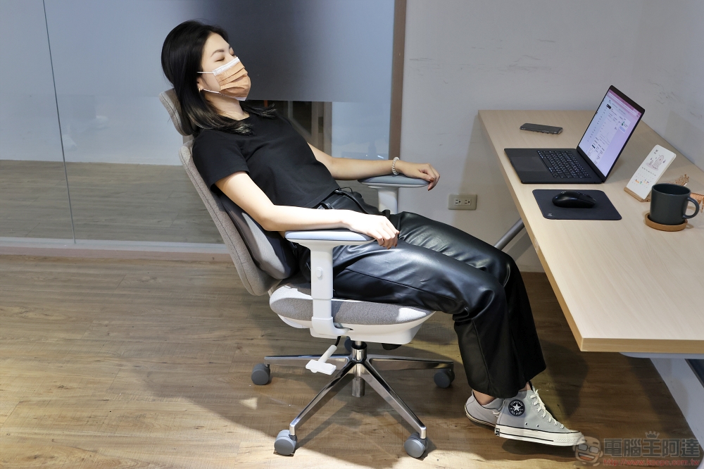 最了解你的人體工學椅，Backrobo 空氣貝果椅可偵測坐姿自動微調、還能幫你溫感熱敷 - 電腦王阿達