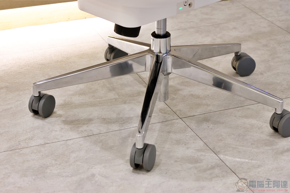最了解你的人體工學椅，Backrobo 空氣貝果椅可偵測坐姿自動微調、還能幫你溫感熱敷 - 電腦王阿達