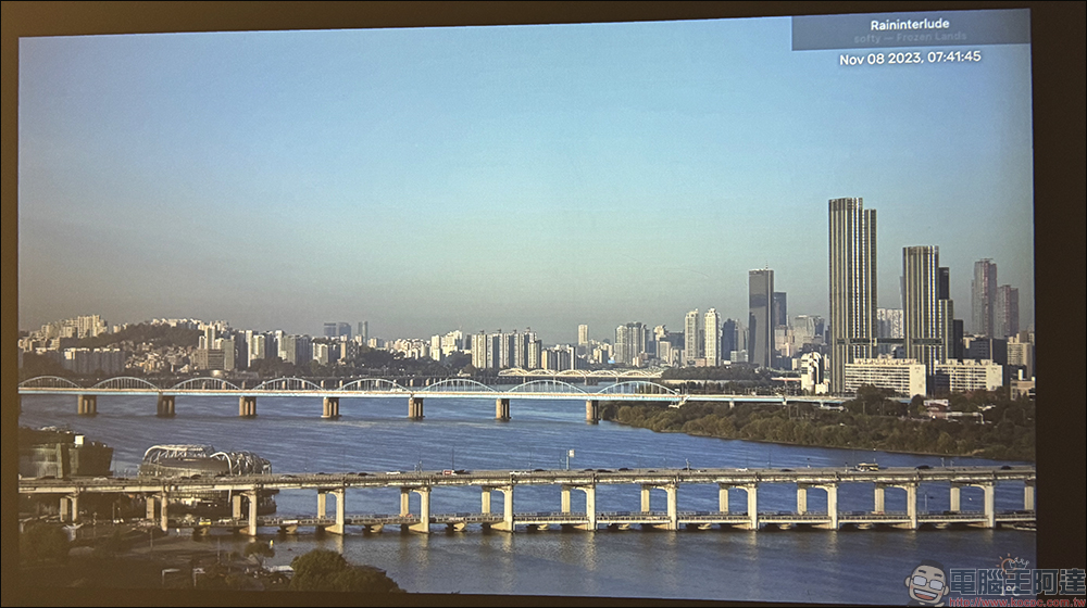 峰米 Xming page 1 智慧微型投影機開箱｜世界第一真實流明 GoogleTV 微型投影機，內建 Google TV & NETFLIX 官方授權，高品質影音真實呈現 - 電腦王阿達
