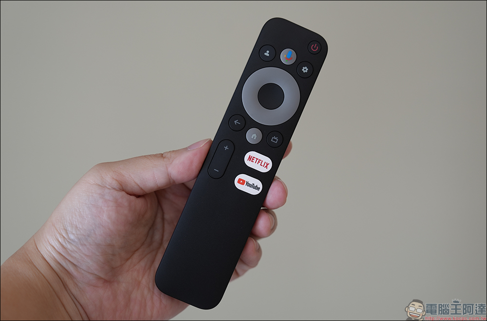 峰米 Xming page 1 智慧微型投影機開箱｜世界第一真實流明 GoogleTV 微型投影機，內建 Google TV & NETFLIX 官方授權，高品質影音真實呈現 - 電腦王阿達