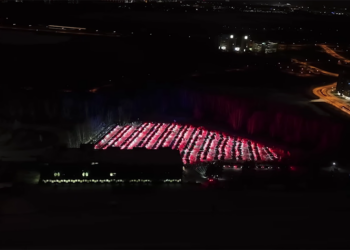 687 台 Tesla 同步電音燈光秀！芬蘭特斯拉車主齊聚破世界紀錄