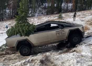 尷尬 ! 特斯拉 Cybertruck 被困雪地 被對手福特皮卡拯救