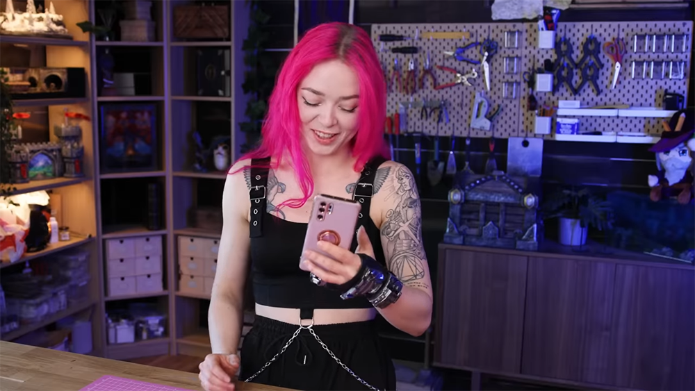 國外 YouTuber 用 3D 列印，為自己斷指製作出賽博龐克風格的手指義肢 - 電腦王阿達