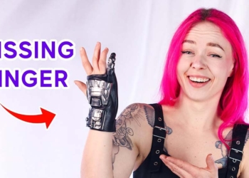 國外 YouTuber 用 3D 列印，為自己斷指製作出賽博龐克風格的手指義肢