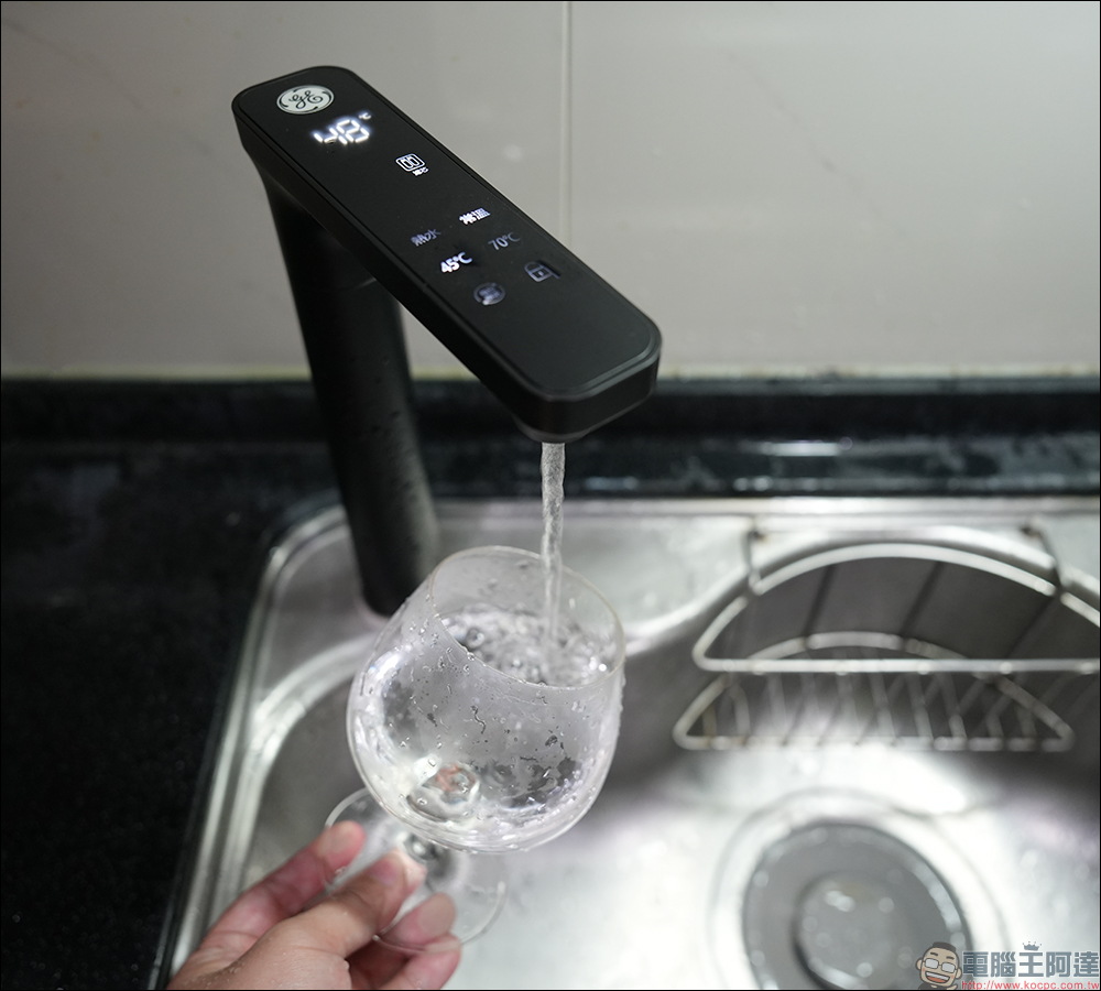 奇異淨水 極煦 700G 淨熱合一奈濾淨水器開箱｜淨水加熱二合一、超大熱水量與 4 種溫度，業界獨家G+ 奈濾荷電技術保留八大礦物質！ - 電腦王阿達