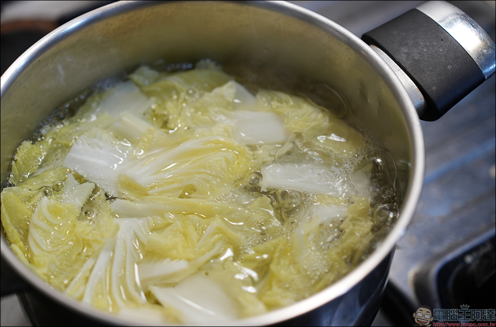 奇異淨水 極煦 700G 淨熱合一奈濾淨水器開箱｜淨水加熱二合一、超大熱水量與 4 種溫度，業界獨家G+ 奈濾荷電技術保留八大礦物質！ - 電腦王阿達