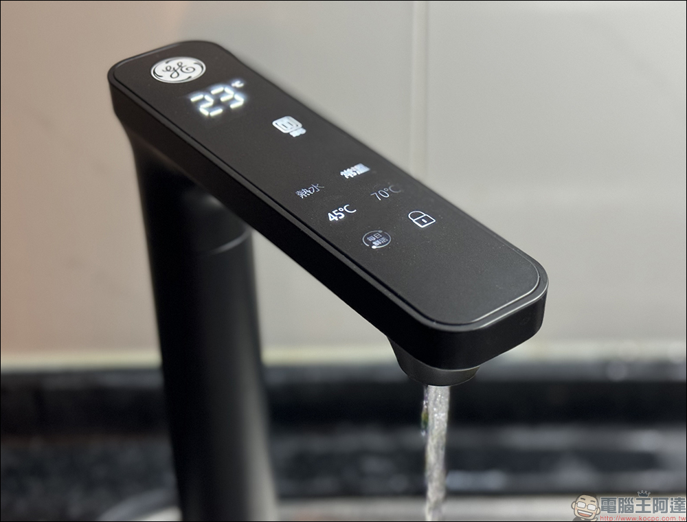 奇異淨水 極煦 700G 淨熱合一奈濾淨水器開箱｜淨水加熱二合一、超大熱水量與 4 種溫度，業界獨家G+ 奈濾荷電技術保留八大礦物質！ - 電腦王阿達