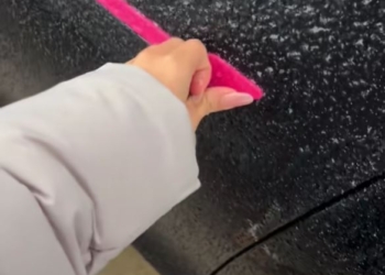 冬天下雪導致特斯拉門把手打不開，官方：用拳頭敲