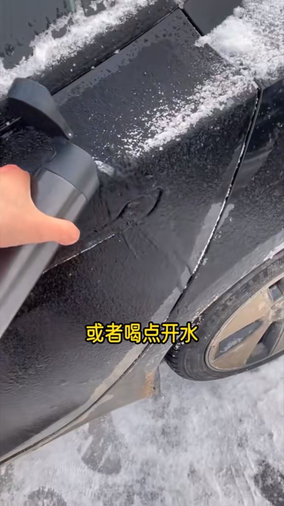 冬天下雪導致特斯拉門把手打不開，官方：用拳頭敲 - 電腦王阿達