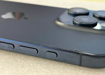 iPhone 15 Pro 用戶回報發生背蓋黏膠溢出問題，還好發現得早