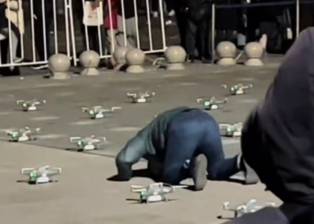 中國河北石家莊和韓國釜山跨年無人機表演臨時取消，竟有民眾要求工作人員當眾下跪道歉