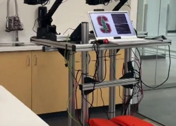 美國史丹佛大學研究團隊開發出可以炒菜、沖洗鍋子、掃廁所、按電梯等動作的自主學習機器人操作系統