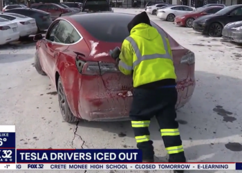 極端寒冷天氣導致 Tesla 無法充電，圍繞超充站形成「電動車墳場」奇景