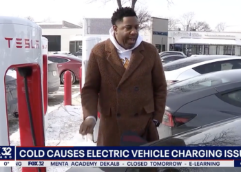 極端寒冷天氣導致 Tesla 無法充電，圍繞超充站形成「電動車墳場」奇景