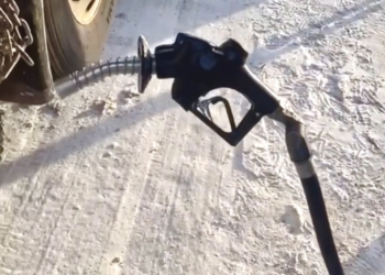 極寒氣候不是只有電動車無法充電，油車也無法加油