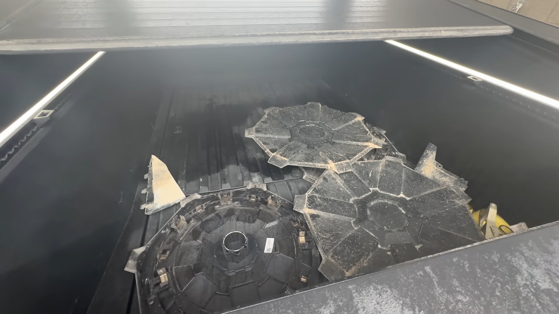 國外網友開 Cybertruck 越野，發現越野能力沒想像中好原來是因為沒有開放「這個」功能 - 電腦王阿達