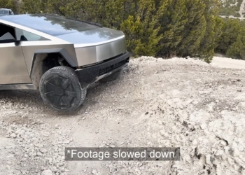 國外網友開 Cybertruck 越野，發現越野能力沒想像中好原來是因為沒有開放「這個」功能