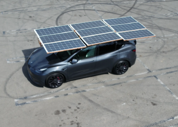 國外網友自製可隨電動車移動的太陽能板陣列，每日可增加20 英里到 60 英里續航