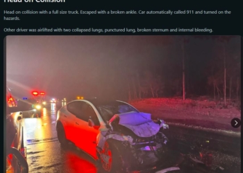 國外發生 Model Y 與皮卡正面相撞事故， 車主僅腳踝骨折，卡車駕駛重傷搶救