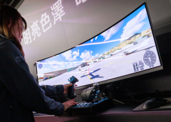 MSI 引領 QD-OLED AI 電競顯示器風潮，遊戲玩家也能盡享量子點面板「明亮色澤 曜黑層次」視覺饗宴（台灣開賣限時禮搶起來！）