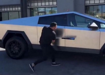 超堅固！國外網友實驗使用球棒砸 Cybertruck 車門，車門沒事，球棒卻彎了