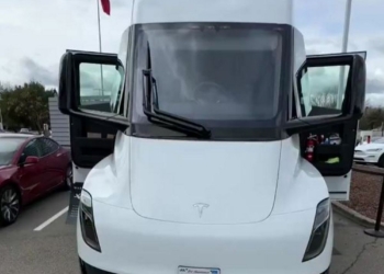 特斯拉電動卡車 Semi 內裝設計公開 跟一般卡車比少了「這個」